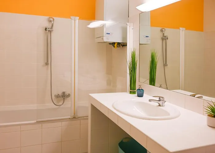 Bright 2br For 6 Near Center & Metro U2 *